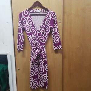 DIANE VON FURSTENBERG 
Julian Two Silk Jersey Wrap Dress Spiral
PURPLE/WHITE
SZ6